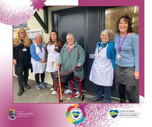 Grŵp o bobl y tu allan i neuadd bentref Aber-porth